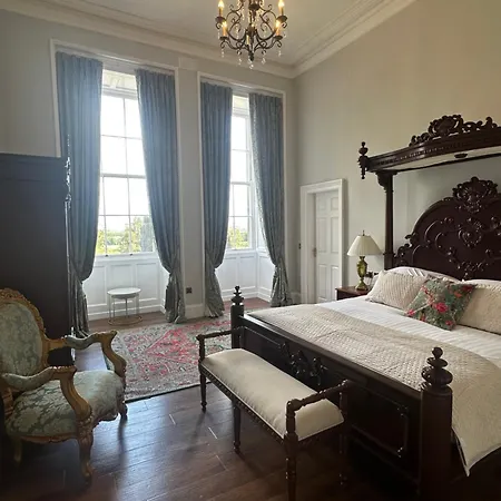Uppercourt Manor Hotel *