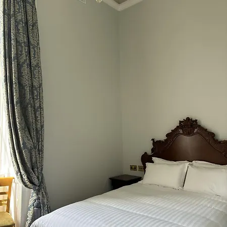 Uppercourt Manor Hotel *
